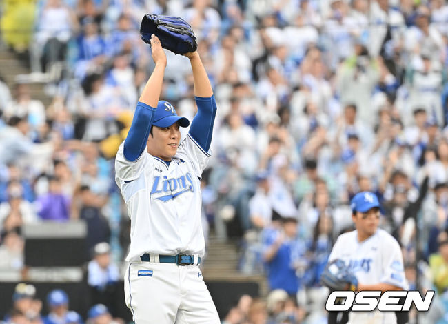 [OSEN=대구, 이석우 기자] 7일 대구 삼성라이온즈파크에서 2025 신한 SOL뱅크 KBO 와일드카드 결정전 삼성 라이온즈와 NC 다이노스의 경기가 열렸다. 홈팀 삼성은 로건이 방문팀 NC는 원태인이 선발 투수로 출전했다.삼성 라이온즈 선발투수 원태인이 5회초 2사 NC 다이노스 김주원을 우익수 파울플라이로 잡고 호수비를 펼친 김성윤을 보며 감사 인사를 하고 있다. 2025.10.07 / foto0307@osen.co.kr