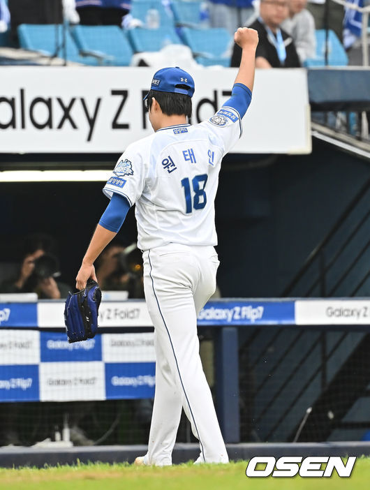 [OSEN=대구, 이석우 기자] 7일 대구 삼성라이온즈파크에서 2025 신한 SOL뱅크 KBO 와일드카드 결정전 삼성 라이온즈와 NC 다이노스의 경기가 열렸다. 홈팀 삼성은 로건이 방문팀 NC는 원태인이 선발 투수로 출전했다.삼성 라이온즈 원태인이 6회초 수비를 마치고 팬들의 환호에 주먹을 불끈 쥐며 답하고 있다. 2025.10.07 / foto0307@osen.co.kr