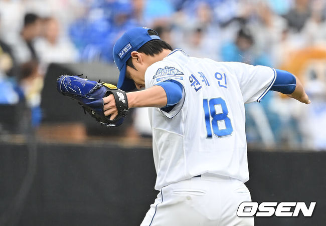 [OSEN=대구, 이석우 기자] 7일 대구 삼성라이온즈파크에서 2025 신한 SOL뱅크 KBO 와일드카드 결정전 삼성 라이온즈와 NC 다이노스의 경기가 열렸다. 홈팀 삼성은 로건이 방문팀 NC는 원태인이 선발 투수로 출전했다.삼성 라이온즈 선발투수 원태인이 4회초 2사 1,2루 NC 다이노스 오영수를 좌익수 플라이로 잡고 환호하고 있다. 2025.10.07 / foto0307@osen.co.kr
