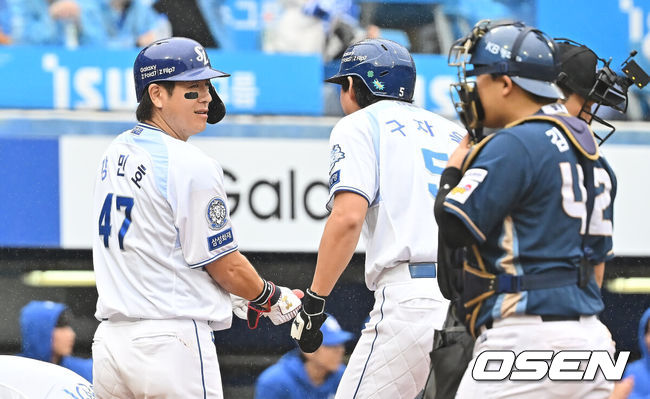 [OSEN=대구, 이석우 기자] 7일 대구 삼성라이온즈파크에서 2025 신한 SOL뱅크 KBO 와일드카드 결정전 삼성 라이온즈와 NC 다이노스의 경기가 열렸다. 홈팀 삼성은 로건이 방문팀 NC는 원태인이 선발 투수로 출전했다.삼성 라이온즈 강민호가 1회말 2사 만루 밀어내기 볼넷으로 득점을 올린 구자욱과 기뻐하고 있다. 2025.10.07 / foto0307@osen.co.kr