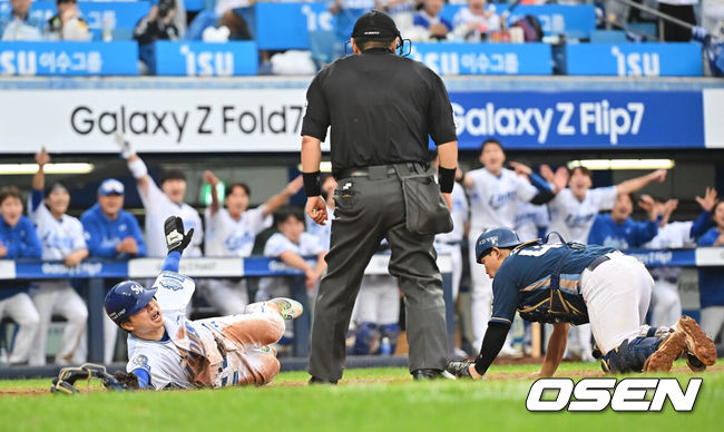 [OSEN=대구, 이석우 기자] 7일 대구 삼성라이온즈파크에서 2025 신한 SOL뱅크 KBO 와일드카드 결정전 삼성 라이온즈와 NC 다이노스의 경기가 열렸다. 홈팀 삼성은 로건이 방문팀 NC는 원태인이 선발 투수로 출전했다.삼성 라이온즈 김헌곤이 8회말 1사 3루 김성윤의 좌익수 희생플라이때 홈에서 세이프되고 있다. 2025.10.07 / foto0307@osen.co.kr