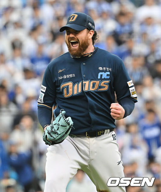 [OSEN=대구, 이석우 기자] 7일 대구 삼성라이온즈파크에서 2025 신한 SOL뱅크 KBO 와일드카드 결정전 삼성 라이온즈와 NC 다이노스의 경기가 열렸다. 홈팀 삼성은 로건이 방문팀 NC는 원태인이 선발 투수로 출전했다.NC 다이노스 로건이 6회말 2사 삼성 라이온즈 김영웅을 2루수 땅볼로 잡고 포효하고 있다. 2025.10.07 / foto0307@osen.co.kr