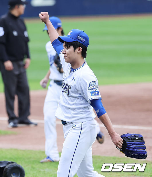 [OSEN=대구, 이석우 기자] 7일 대구 삼성라이온즈파크에서 2025 신한 SOL뱅크 KBO 와일드카드 결정전 삼성 라이온즈와 NC 다이노스의 경기가 열렸다. 홈팀 삼성은 로건이 방문팀 NC는 원태인이 선발 투수로 출전했다.삼성 라이온즈 원태인이 6회초 수비를 마치고 팬들 환호에 주먹을 불끈 쥐고 있다. 2025.10.07 / foto0307@osen.co.kr