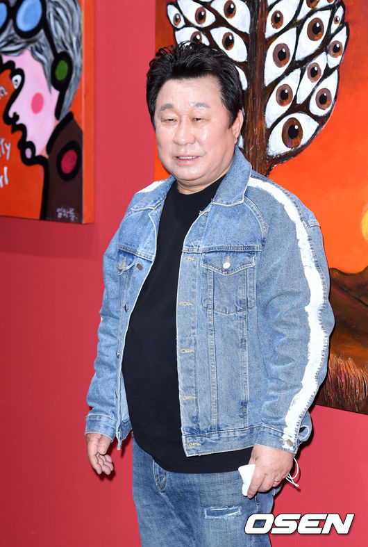 [OSEN=이대선 기자] 9일 오후 서울 강남구 피카프로젝트 청담본점에서 '임하룡과 한상윤의 그림 파티' 기자간담회가 열렸다.배우 겸 화가 임하룡이 포토타임을 갖고 있다. /sunday@osen.co.kr