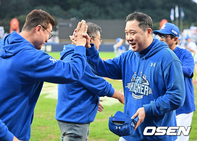 [OSEN=대구, 이석우 기자] 7일 대구 삼성라이온즈파크에서 열린 2025 신한 SOL뱅크 KBO 와일드카드 결정전에서 삼성 라이온즈가 NC 다이노스에 3-0으로 승리, 준플레이오프에 진출했다. 삼성 선발 원태인은 6이닝 4피안타 2사사구 5탈삼진 무실점 완벽투를 뽐냈다.삼성 라이온즈 박진만 감독이 이종열 단장과 기쁨을 나누고 있다. 2025.10.07 / foto0307@osen.co.kr