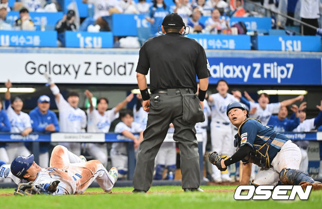 [OSEN=대구, 이석우 기자] 7일 대구 삼성라이온즈파크에서 2025 신한 SOL뱅크 KBO 와일드카드 결정전 삼성 라이온즈와 NC 다이노스의 경기가 열렸다. 홈팀 삼성은 로건이 방문팀 NC는 원태인이 선발 투수로 출전했다.삼성 라이온즈 김헌곤이 8회말 1사 3루 김성윤의 좌익수 희생플라이때 홈에서 세이프되고 있다. 2025.10.07 / foto0307@osen.co.kr