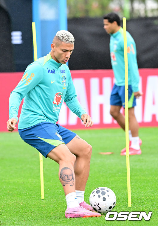 [OSEN=고양, 최규한 기자] 홍명보호와 평가전을 앞둔 브라질 축구 대표팀이 7일 오후 경기도 고양종합운동장 보조경기장에서 공식 훈련을 펼쳤다.한국 축구대표팀과 브라질은 오는 10일 서울월드컵경기장에서 친선경기를 갖는다.브라질 히샬리송이 훈련을 펼치고 있다. 2025.10.07 / dreamer@osen.co.kr