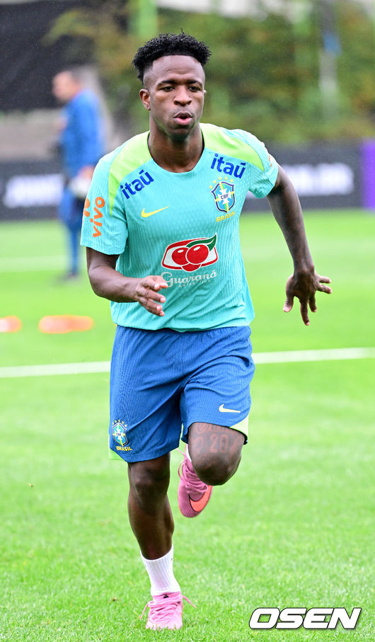 [OSEN=고양, 최규한 기자] 홍명보호와 평가전을 앞둔 브라질 축구 대표팀이 7일 오후 경기도 고양종합운동장 보조경기장에서 공식 훈련을 펼쳤다.한국 축구대표팀과 브라질은 오는 10일 서울월드컵경기장에서 친선경기를 갖는다.브라질 비니시우스가 훈련을 펼치고 있다. 2025.10.07 / dreamer@osen.co.kr