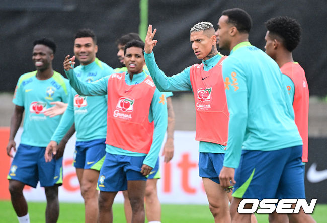 [OSEN=고양, 최규한 기자] 홍명보호와 평가전을 앞둔 브라질 축구 대표팀이 7일 오후 경기도 고양종합운동장 보조경기장에서 공식 훈련을 펼쳤다.한국 축구대표팀과 브라질은 오는 10일 서울월드컵경기장에서 친선경기를 갖는다.브라질 히샬리송을 비롯한 선수들이 훈련을 펼치고 있다. 2025.10.07 / dreamer@osen.co.kr