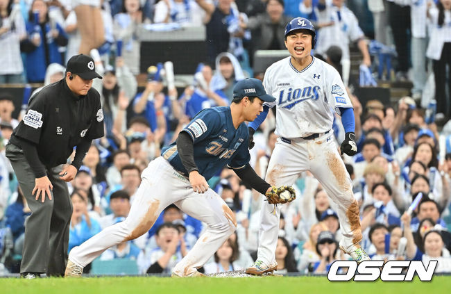 [OSEN=대구, 이석우 기자] 7일 대구 삼성라이온즈파크에서 2025 신한 SOL뱅크 KBO 와일드카드 결정전 삼성 라이온즈와 NC 다이노스의 경기가 열렸다. 홈팀 삼성은 로건이 방문팀 NC는 원태인이 선발 투수로 출전했다.삼성 라이온즈 김헌곤이 8회말 1사 2루 김성윤 타석때 3루 도루를 성공하고 포효하고 있다. 2025.10.07 / foto0307@osen.co.kr
