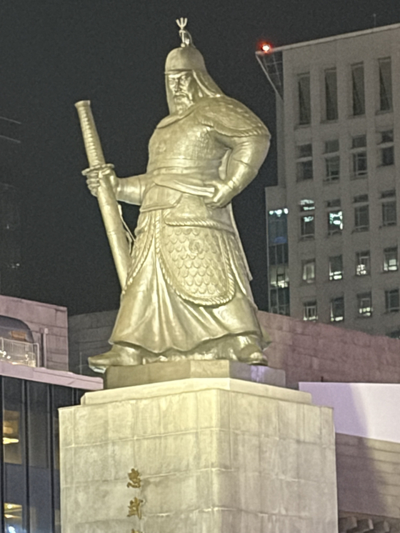 아이폰 에어10배줌으로 찍은 이순신 장군 동상. 심서현 기자