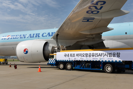 (서울=뉴스1) = 5일 인천국제공항에서 열린 대한항공·GS칼텍스 바이오항공유 실증 운항기념식에서 실증 운항을 위해 대한항공 보잉 777F 화물기에 바이오항공유(SAF)가 급유되고 있다. 바이오항공유는 폐식용유, 생활폐기물 등을 원료로 만든 친환경 항공유로 기존 화석연료 기반의 항공유 대비 최대 80%까지 탄소배출 절감할 수 있다.  대한항공은 인천발 로스앤젤레스행 화물기로 오는 11월까지 총 6회의 실증 운항을 실시할 계획이다. (대한항공 제공) 2023.9.5/뉴스1