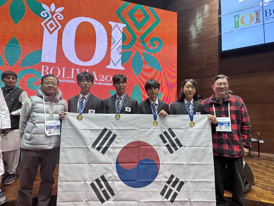 지난 7월 볼리비아 수크레에서 열린 제37회 국제정보올림피아드에서 한국 대표단 전원이 금메달을 획득한 뒤 기념 사진을 촬영했다. 왼쪽부터 김성열 단장, 변재우·이유찬·정민찬·우민규 학생, 박희진 부단장. 사진 과학기술정보통신부