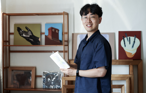 강이현 시인. 첫 시집엔 투고한 시를 거의 다 싣고, 열 편의 시를 추가로 담았다. “시에 관련한 메일에 본명 강동호를 쓰지 않고, 필명 강이현을 썼는지 몇번이고 확인하는 것이 습관이 됐다. 혼자만 알고있던 자아가 세상에 나오게 된 거라 스스로를 응원해주고 싶은 마음으로 지내고 있다.” 김성룡 기자