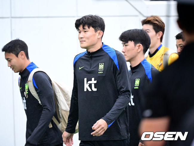 [OSEN=고양, 최규한 기자] 홍명보 감독이 이끄는 대한민국 축구 국가대표팀이 7일 오후 경기도 고양종합운동장 보조경기장에서 오는 10일 브라질과의 평가전을 앞두고 오픈트레이닝을 진행했다.한국 축구대표팀과 브라질은 오는 10일 서울월드컵경기장에서 친선경기를 갖는다.A대표팀 김민재를 비롯한 선수들이 훈련장에 들어서고 있다. 2025.10.07 / dreamer@osen.co.kr