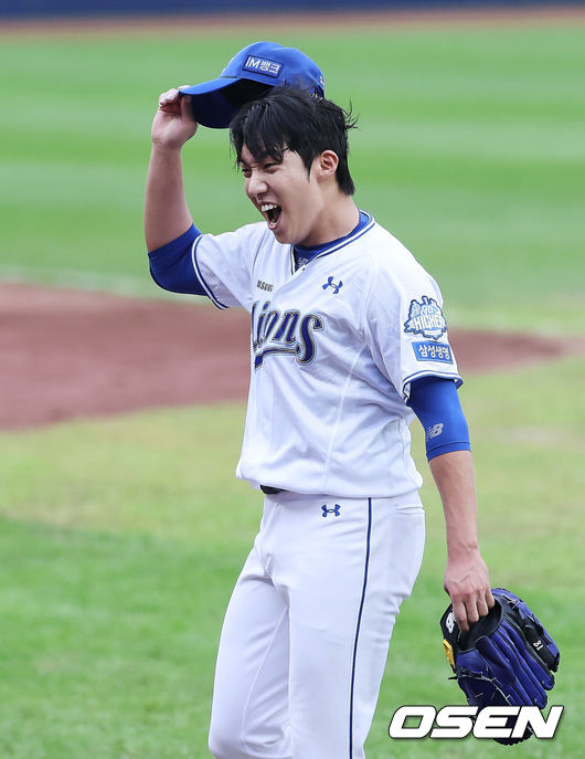 [OSEN=대구, 이석우 기자] 7일 대구 삼성라이온즈파크에서 2025 신한 SOL뱅크 KBO 와일드카드 결정전 삼성 라이온즈와 NC 다이노스의 경기가 열렸다. 홈팀 삼성은 로건이 방문팀 NC는 원태인이 선발 투수로 출전했다.삼성 라이온즈 원태인이 6회초 수비를 마치고 환호하고 있다. 2025.10.07 / foto0307@osen.co.kr