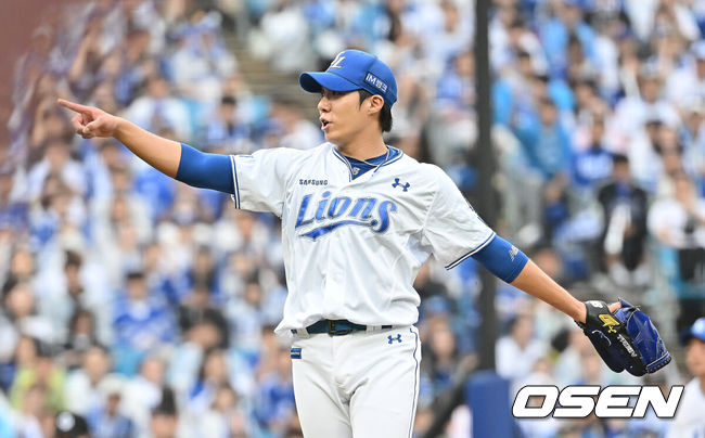 [OSEN=대구, 이석우 기자] 7일 대구 삼성라이온즈파크에서 2025 신한 SOL뱅크 KBO 와일드카드 결정전 삼성 라이온즈와 NC 다이노스의 경기가 열렸다. 홈팀 삼성은 로건이 방문팀 NC는 원태인이 선발 투수로 출전했다.삼성 라이온즈 원태인이 6회초 1사 1,2루 NC 다이노스 박건우의 스윙에 대해 사인을 보내고 있다. 2025.10.07 / foto0307@osen.co.kr