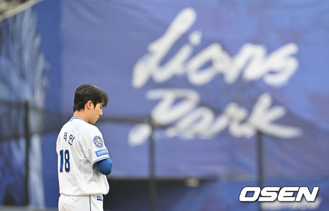 [OSEN=대구, 이석우 기자] 7일 대구 삼성라이온즈파크에서 2025 신한 SOL뱅크 KBO 와일드카드 결정전 삼성 라이온즈와 NC 다이노스의 경기가 열렸다. 홈팀 삼성은 로건이 방문팀 NC는 원태인이 선발 투수로 출전했다.삼성 라이온즈 선발투수 원태인이 국민의례를 하고 있다. 2025.10.07 / foto0307@osen.co.kr