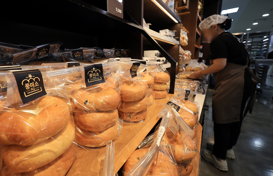 베이글 등 빵값이 고공행진을 이어가고 있다. 사진은 서울 시내 한 대형마트 내 베이커리에서 직원이 빵을 진열하는 모습. 뉴스1