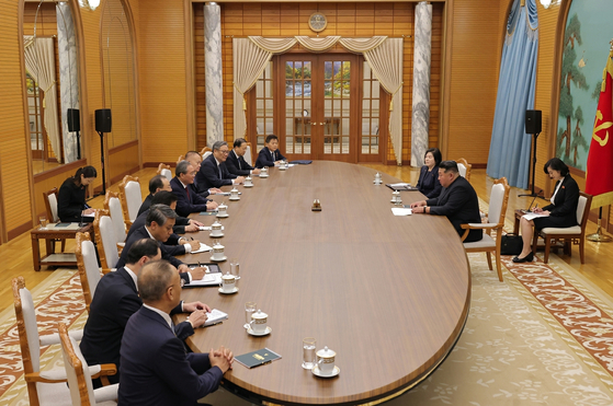 9일 김정은 북한 국무위원장이 리창(테이블 왼쪽, 왼쪽에서 다섯번째) 중국 국무원 총리 및 중국 대표단과 회담하고 있다. 뉴스1