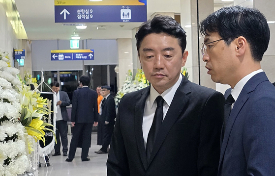 강훈식 대통령 비서실장이 3일 세종 은하수공원 장례식장에 마련된 국가전산망 담당 행정안전부 공무원 A씨 빈소를 조문하고 있다. 뉴스1