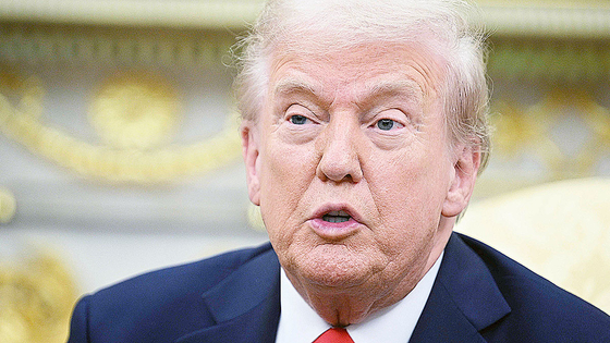 〈YONHAP PHOTO-1736〉 US President Donald Trump speaks as he meets with Finnish President Alexander Stubb in the Oval Office of the White House in Washington, DC, on October 9, 2025. (Photo by Jim WATSON / AFP)/2025-10-10 05:32:08/ 〈저작권자 ⓒ 1980-2025 ㈜연합뉴스. 무단 전재 재배포 금지, AI 학습 및 활용 금지〉