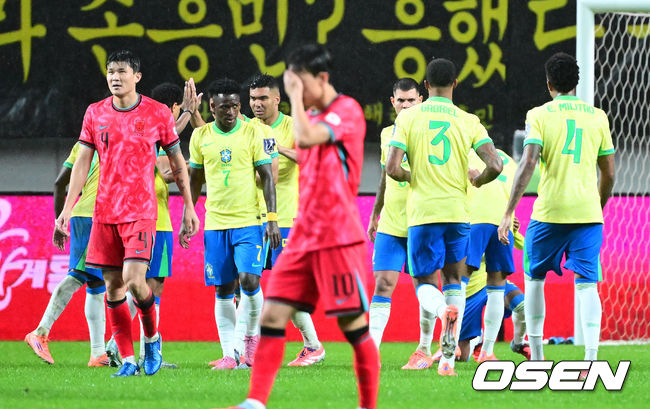 [OSEN=서울월드컵경기장, 지형준 기자] 세계의 벽은 높았다. 결과는 0-5 대패였다.홍명보감독이 이끄는 대한민국 남자 축구 국가대표팀은 10일 서울월드컵경기장에서 '세계 최강' 브라질을상대로 A매치평가전을 치러이스테방(첼시)과 호드리구(레알 마드리드)에게 나란히 2골을 허용하면서 0-5로 대패했다.후반 한국 김민재가 페널티 박스 안에서 브라질 이스테방에 볼을 빼앗기며 실점을 허용, 아쉬워하고 있다. 2025.10.10 /jpnews@osen.co.kr