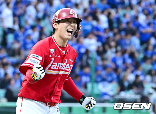 [OSEN=인천, 최규한 기자] SSG 랜더스가 9회말 김성욱의 극적인 끝내기홈런을 앞세워1차전 패배를 설욕했다.프로야구 SSG 랜더스는 11일 인천SSG랜더스필드에서 열린 2025 신한 SOL KBO 준플레이오프(5전 3선승제) 2차전에서 4-3 끝내기 승리를 거뒀다.9회말 1사 주자없는 상황 SSG 김성욱이 끝내기 좌월 솔로포를 뽑아낸 SSG 김성욱이 그라운드를 돌며 기뻐하고 있다. 2025.10.11 / dreamer@osen.co.kr