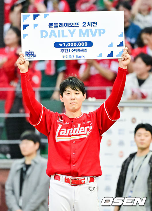 [OSEN=인천, 박준형 기자] SSG 랜더스가 9회말 김성욱의 극적인 끝내기홈런을 앞세워1차전 패배를 설욕했다.프로야구 SSG 랜더스는 11일 인천SSG랜더스필드에서 열린 2025 신한 SOL KBO 준플레이오프(5전 3선승제) 2차전에서 4-3 끝내기승리를 거뒀다.경기종료 후 2차전 MVP 김성욱이 포즈를 취하고 있다.   2025.10.11 / soul1014@osen.co.kr