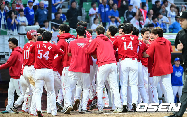 [OSEN=인천, 최규한 기자] SSG 랜더스가 9회말 김성욱의 극적인 끝내기홈런을 앞세워1차전 패배를 설욕했다.프로야구 SSG 랜더스는 11일 인천SSG랜더스필드에서 열린 2025 신한 SOL KBO 준플레이오프(5전 3선승제) 2차전에서 4-3 끝내기 승리를 거뒀다.끝내기 솔로포를 뽑아낸 SSG 김성욱이 홈을 밟을 때 동료들이 그라운드로 나서며 기뻐하고 있다. 2025.10.11 / dreamer@osen.co.kr