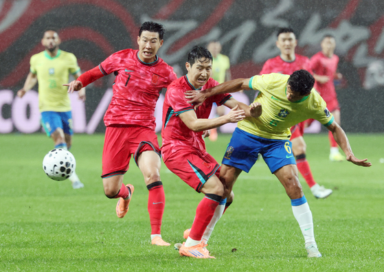 브라질에 선제골을 내줘 전반전을 0-1로 뒤진 한국. 연합뉴스