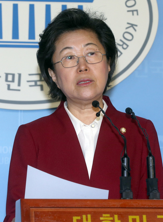 2016년 10월 9일 당시 이은재 새누리당 의원이 국회에서 기자회견을 열고 “‘MS오피스’ 프로그램을 파는 여러 총판들이 있기 때문에 왜 수의계약으로 했는지를 질의했는데, 조 교육감이 엉뚱한 답변을 한 것”이라며 “황당 답변을 한 사람은 이 의원이 아니라 조 교육감”이라고 해명했다. 중앙포토