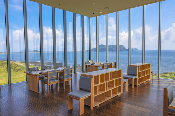 휘닉스 아일랜드 글라스하우스의 내부 모습. 통창 너머로 성산일출봉이 보인다. 사진 휘닉스 호텔&리조트