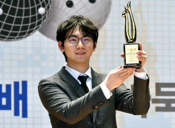 또 하나의 우승 후보 딩하오 9단. 현재 중국 랭킹 2위로, 2023년과 2024년 삼성화재배를 2연패한 강자다. 사진은 2024 삼성화재배를 우승하고 우승컵을 들어 올리는 딩하오. 사진 한국기원