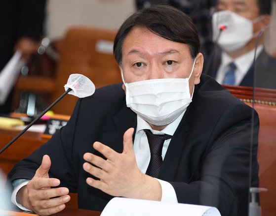 윤석열 당시 검찰총장이 2020년 10월 22일 서울 여의도 국회에서 열린 법제사법위원회의 대검찰청에 대한 국정감사에 출석해 의원 질의에 답변하고 있다. 뉴스1