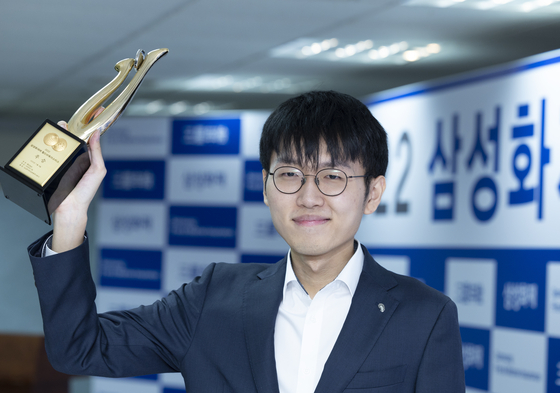 2025 삼성화재배 월드바둑마스터스 개막이 한 달 앞으로 가다왔다. 사진은 2022년 삼성화재배를 들어 올리는 신진서 9단. 올해도 이 장면을 연출할 수 있을까. 권혁재 사진전문기자 
