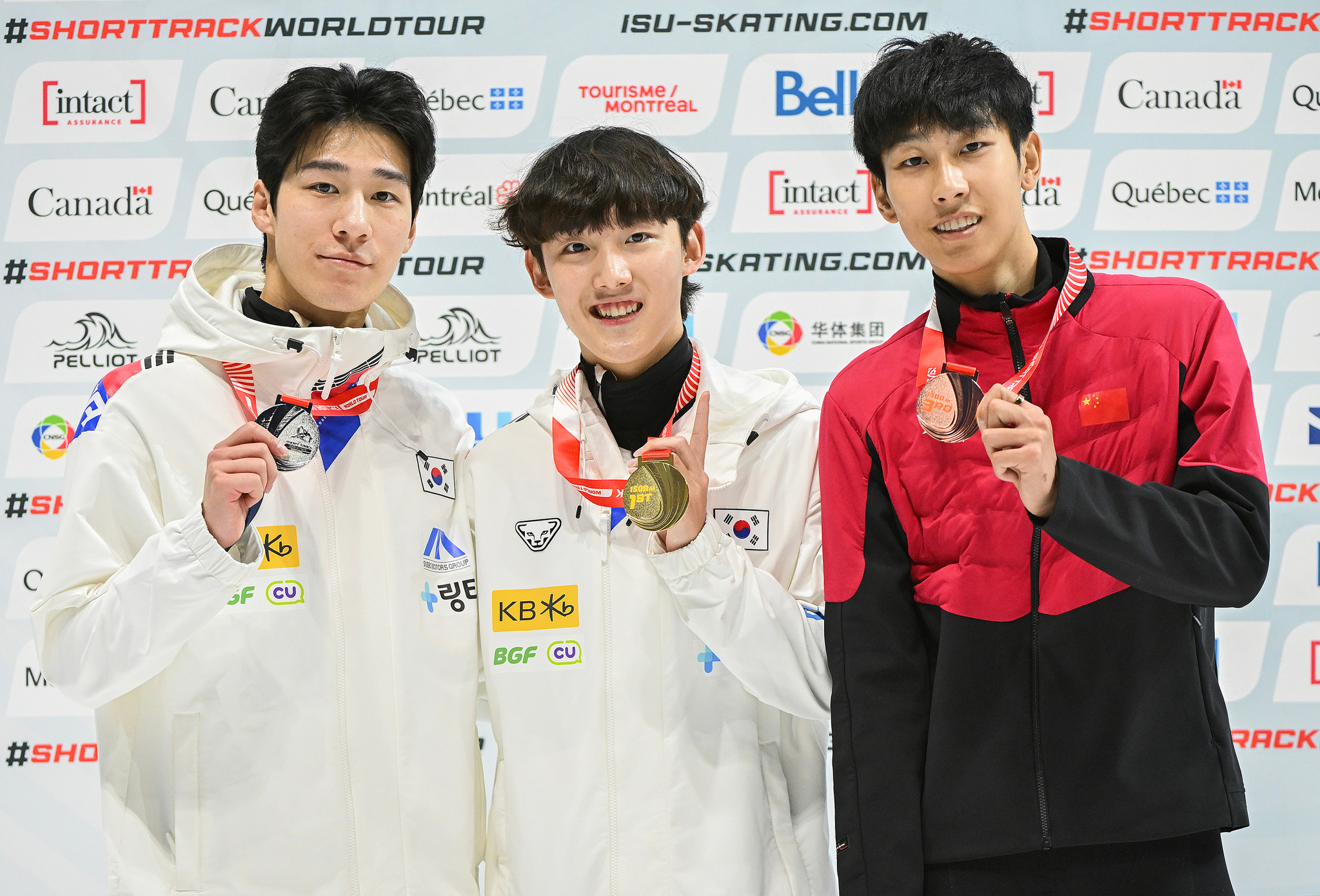 월드투어 1500m에서 금메달과 은메달을 딴 임종언(가운데)과 황대헌(왼쪽). [AP=연합뉴스]