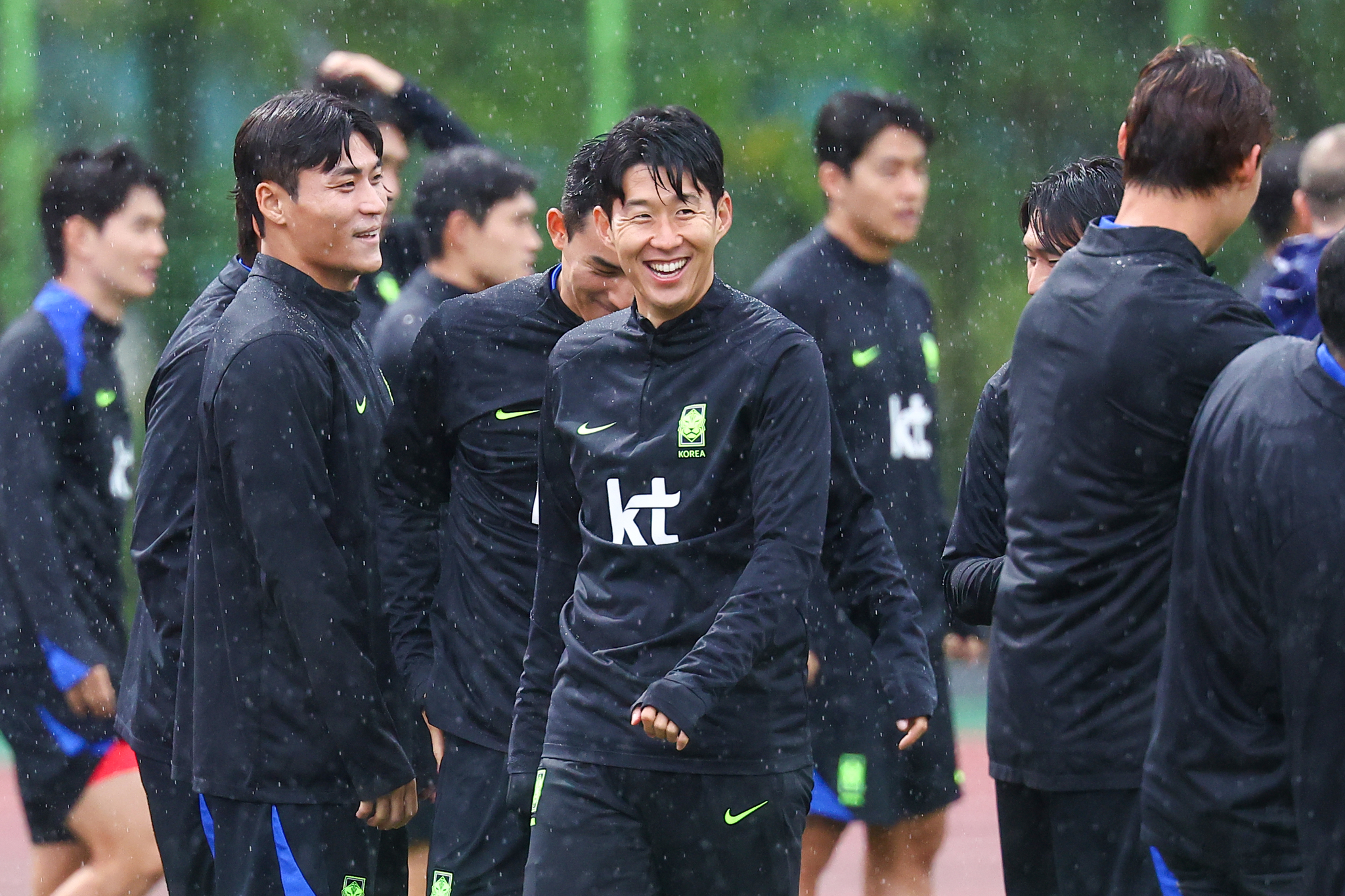 대한민국 축구 국가대표팀 손흥민이 파라과이와의 평가전을 하루 앞둔 13일 경기도 고양시 고양종합운동장 보조구장에서 열린 공식훈련에서 밝은 표정을 보이고 있다. [연합뉴스]