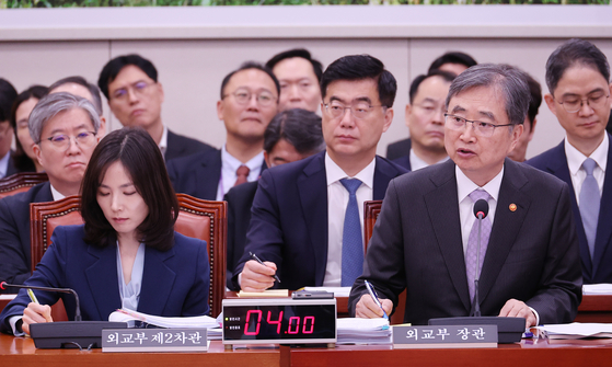 조현 외교부 장관이 13일 서울 여의도 국회에서 열린 외교통일위원회 국정감사에서 의원 질의에 답하고 있다. 연합뉴스