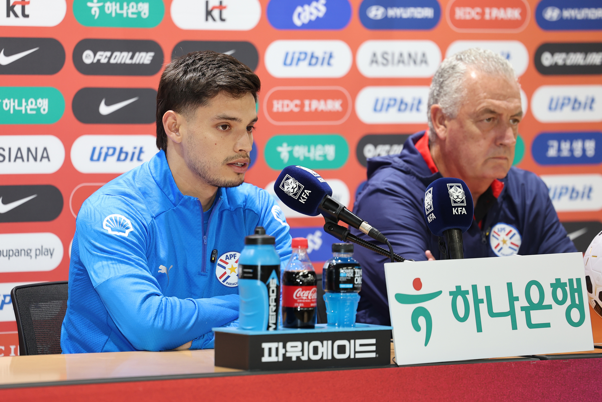 파라과이 축구 대표팀 구스타보 알파로 감독과 다미안 보바디야가 한국과 평가전을 하루 앞둔 13일 경기도 고양시 고양종합운동장에서 열린 기자회견에서 발언하고 있다. [연합뉴스]