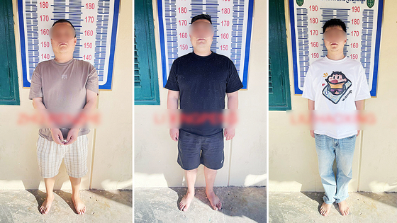 캄보디아 당국 합동단속반이 지난 8월 캄폿주에서 펼친 단속 작전에서 체포한 중국인들을 현지 크메르타임스가 보도했다. 11일(현지시간) 캄보디아 국영 AKP 통신에 따르면 전날 캄보디아 깜폿지방검찰청은 살인과 사기 혐의로 A씨(35) 등 30~40대 중국인 3명을 구속기소했다. 이들은 지난 8월 캄보디아 깜폿주 보꼬산 인근에서 20대 한국인 대학생 박모씨를 살해한 혐의를 받고 있다. 연합뉴스