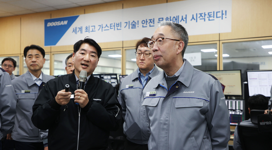 박지원 두산에너빌리티 회장(오른쪽)이 지난해 3월 창원 본사에서 초대형 가스터빈 정격부하 성능시험 현장을 살펴보고 있다. 사진 두산에너빌리티