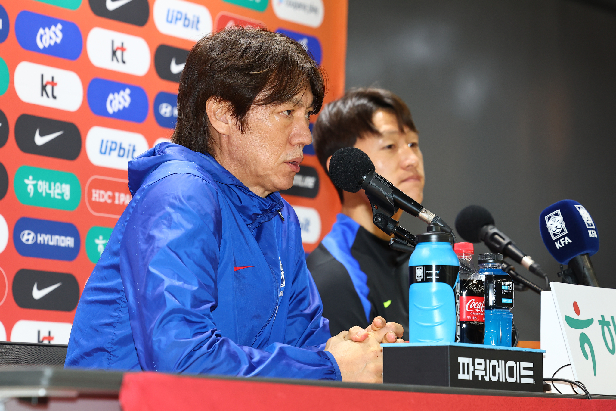 한국축구대표팀 홍명보(왼쪽) 감독과 이재성이 파라과이전을 하루 앞둔 13일 경기도 고양시 고양종합운동장에서 열린 공식기자회견에서 발언하고 있다. [연합뉴스]