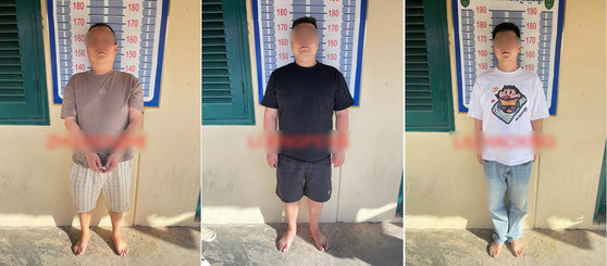 '온라인 스캠' 범죄조직과 전쟁에 나선 캄보디아 당국 합동단속반이 지난 8월 캄폿주에서 펼친 단속 작전에서 체포한 중국인들을 현지 크메르타임스가 보도했다. 사진 크메르타임스 홈페이지 캡처=연합뉴스