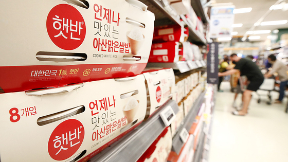 1인당 쌀 소비량이 매년 감소하고 있지만, 즉석밥은 인기를 끌고 있다. 그런데 즉석밥은 1인당 쌀 소비량 통계에 포함되지 않아 쌀 소비량이 실제보다 적게 잡힌다는 지적이 제기됐다. 사진은 서울 시내 대형마트 즉석밥 코너 모습. 뉴스1