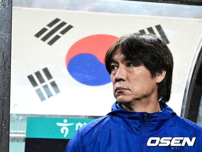 [OSEN=서울월드컵경기장, 지형준 기자] 세계의 벽은 높았다. 결과는 0-5 대패였다.홍명보감독이 이끄는 대한민국 남자 축구 국가대표팀은 10일 서울월드컵경기장에서 '세계 최강' 브라질을상대로 A매치평가전을 치러이스테방(첼시)과 호드리구(레알 마드리드)에게 나란히 2골을 허용하면서 0-5로 대패했다.한국 손흥민이 선발 출전하며 대한민국 남자 축구대표팀 최다 출장 기록을 새로 썼다. A매치 통산 출전 수는 137경기.한국 홍명보 감독이 경기를 준비하고 있다. 2025.10.10 /jpnews@osen.co.kr