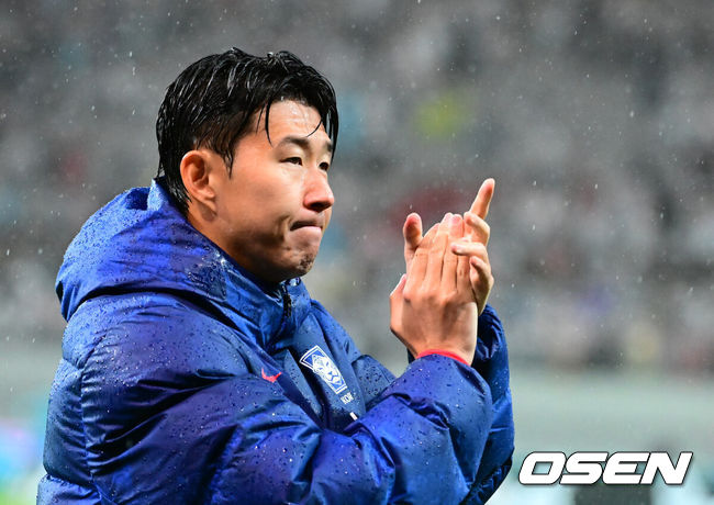 [OSEN=서울월드컵경기장, 지형준 기자] 세계의 벽은 높았다. 결과는 0-5 대패였다.홍명보감독이 이끄는 대한민국 남자 축구 국가대표팀은 10일 서울월드컵경기장에서 '세계 최강' 브라질을상대로 A매치평가전을 치러이스테방(첼시)과 호드리구(레알 마드리드)에게 나란히 2골을 허용하면서 0-5로 대패했다.경기를 마치고 한국 손흥민이 팬들에게 인사를 하고 있다. 2025.10.10 /jpnews@osen.co.kr