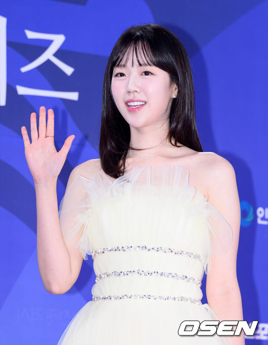 [OSEN=이대선 기자] 제4회 청룡시리즈어워즈 레드카펫 및 포토월 행사가 18일 인천 파라다이스시티에서 열렸다.청룡시리즈어워즈는 2022년 대한민국 최초로 시도된 오리지널 스트리밍 시리즈를 대상으로 하는 시상식이다. 사회는 전현무와 임윤아로 4년 연속 호흡을 맞춘다.배우 지예은이 레드카펫을 밟고 있다. 2025.07.18 /sunday@osen.co.kr