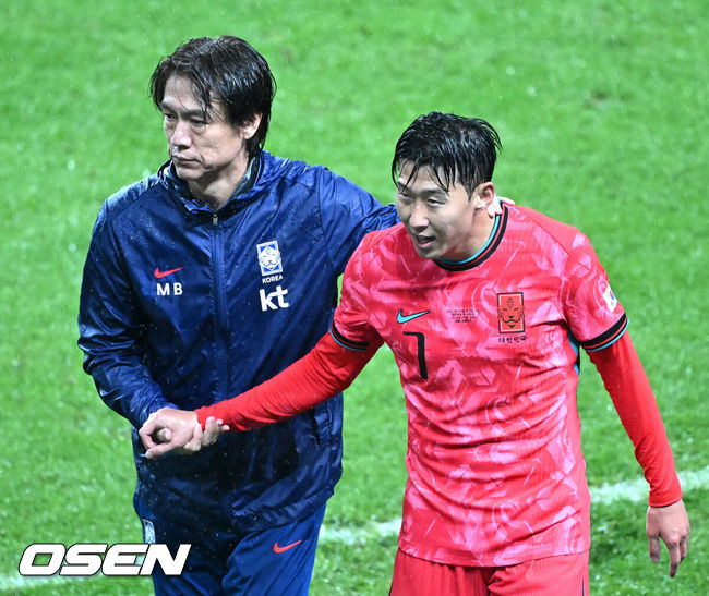 [OSEN=서울월드컵경기장, 이대선 기자] 홍명보 감독이 이끄는 대한민국 대표팀은 10일 오후 서울월드컵경기장에서 '세계 최강' 브라질과 A매치 평가전을 가졌다.한국이 브라질을 상대로 마지막으로 웃은 건 1999년 3월 28일이었다. 당시 잠실에서 열린 친선경기에서 김도훈의 결승골로 1-0 승리를 거뒀다. 다만, 그 승리가 마지막이었다. 한국은 브라질을 상대로 1승 1무 8패에 그쳤다. 브라질과의 이번 경기는 단순한 친선전이 아닌, 2026 북중미 월드컵을 향한 본격적인 시험대다.후반 한국 손흥민이 교체되며 홍명보 감독과 인사를 나누고 있다. 2025.10.10 /sunday@osen.co.kr