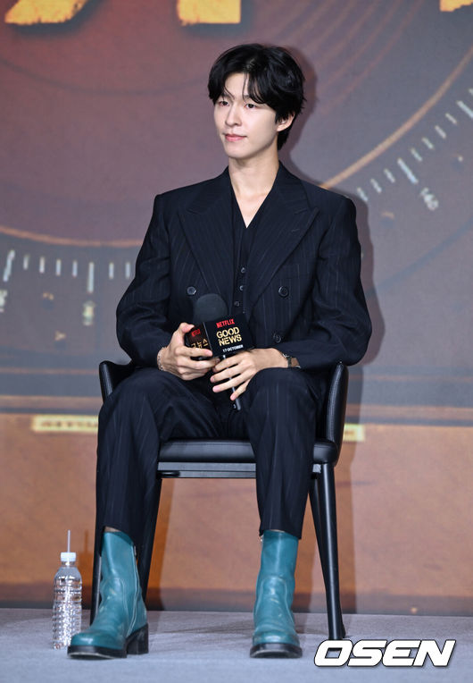 [OSEN=조은정 기자]넷플릭스 영화 '굿뉴스' 제작보고회가 14일 서울 종로구 JW 메리어트 동대문 스퀘어에서 열렸다.'굿뉴스'는 1970년 일본 '요도호 사건'이라 불리는 일본항공 351편 공중 납치 사건을 모티브로 한 영화로, 오는 10월 17일 넷플릭스에서 공개된다.배우 홍경이 질문을 듣고 있다. 2025.10.14 /cej@osen.co.kr